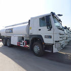 Xe tải chở dầu màu trắng HOWO 20000L 6 × 4