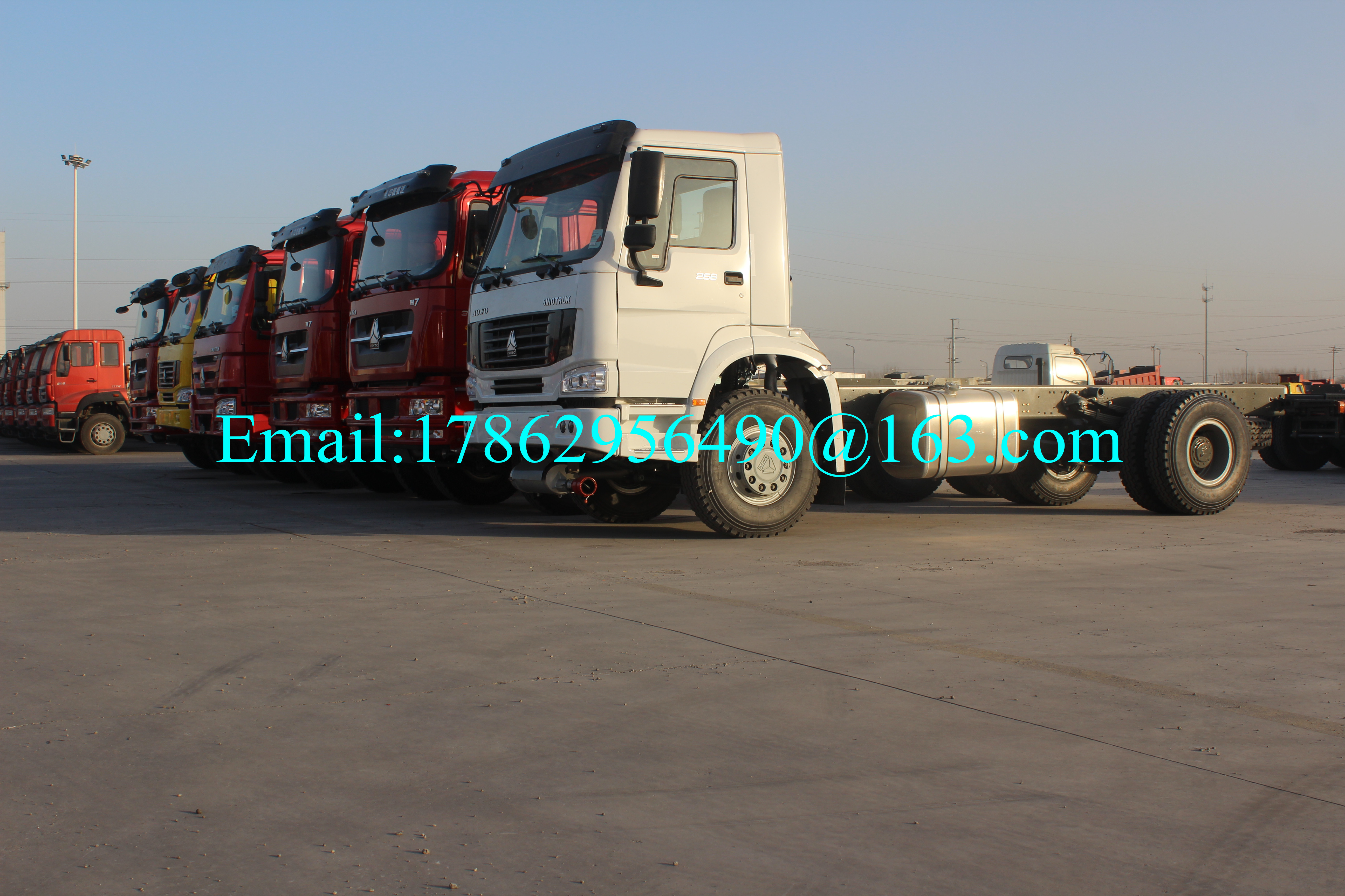 90km / H HOWO 4x2 Xe kéo Trailer Xe tải 9.726L Công suất Động cơ ZZ4181M3611W