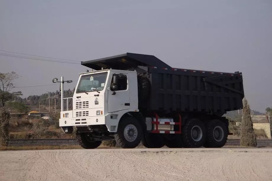 Xe tải tự đổ khai thác ZZ5707S3840AJ 6x4 70T với cabin bánh xe HW7D 3800 + 1500mm