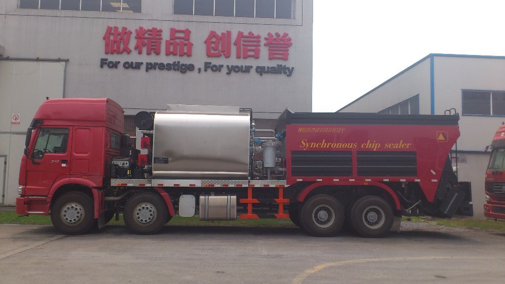 Sinotruk 14m3 Công suất phễu bảo trì đường xe tải / thiết bị bề mặt đường