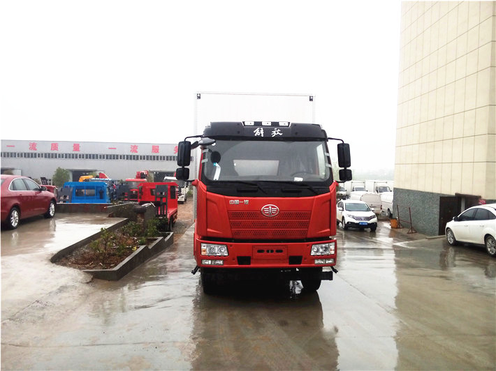 Trắng / Đỏ Màu 6.8m Xe tải đông lạnh FAW 4X2 với chiều dài cơ sở 5800mm