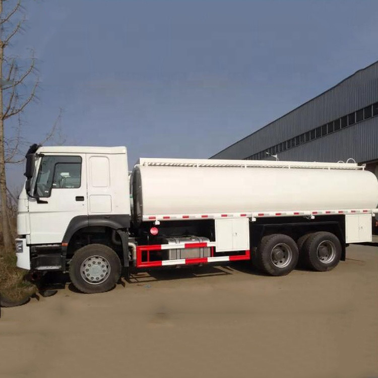 Xe tải xăng dầu Sinotruk HOWO 18000L Xe tải 10 bánh có lốp 12R22.5