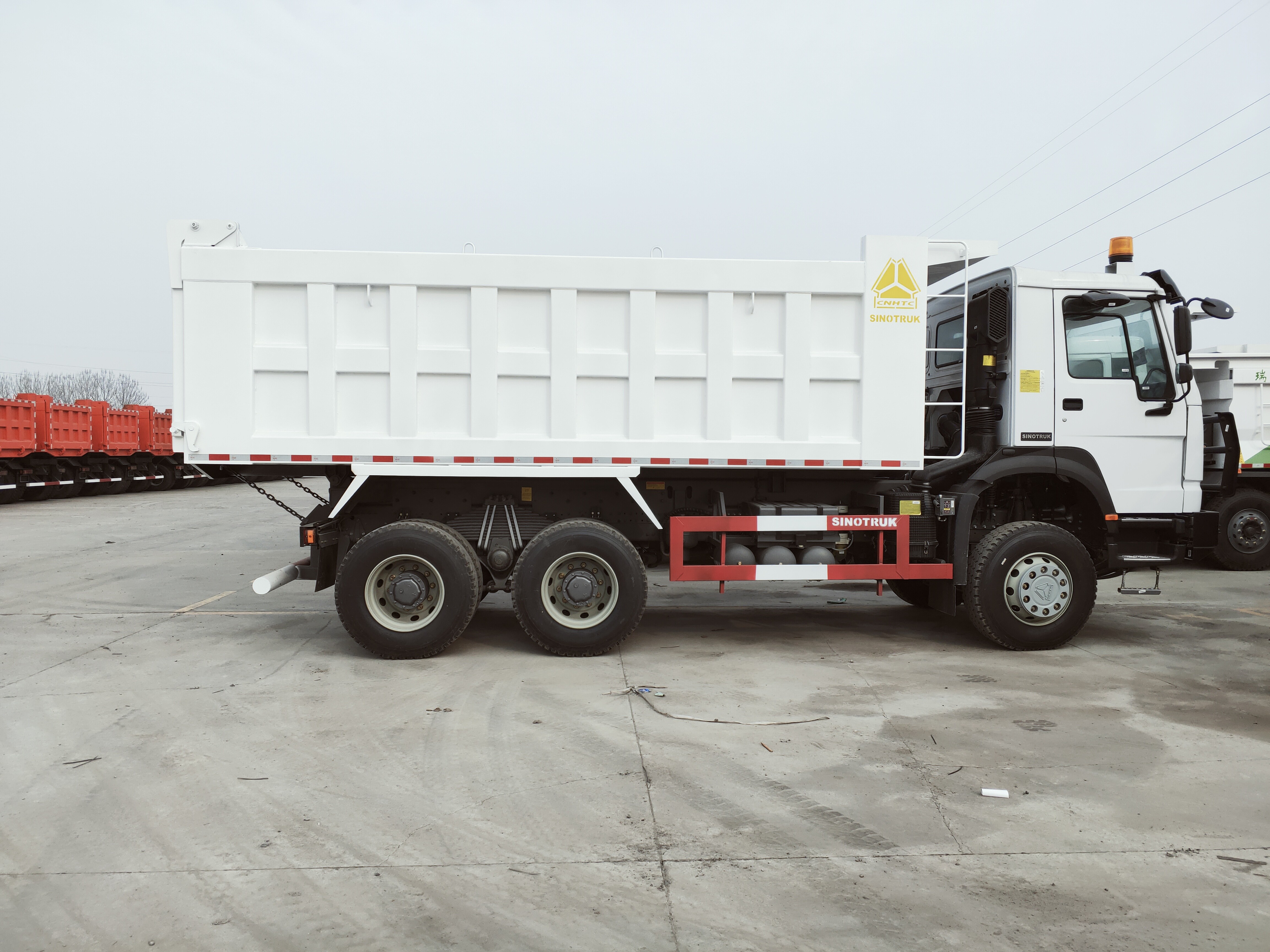 Xe tải tự đổ hạng nặng ZZ3257N3847A với thùng nhiên liệu động cơ WD615.47