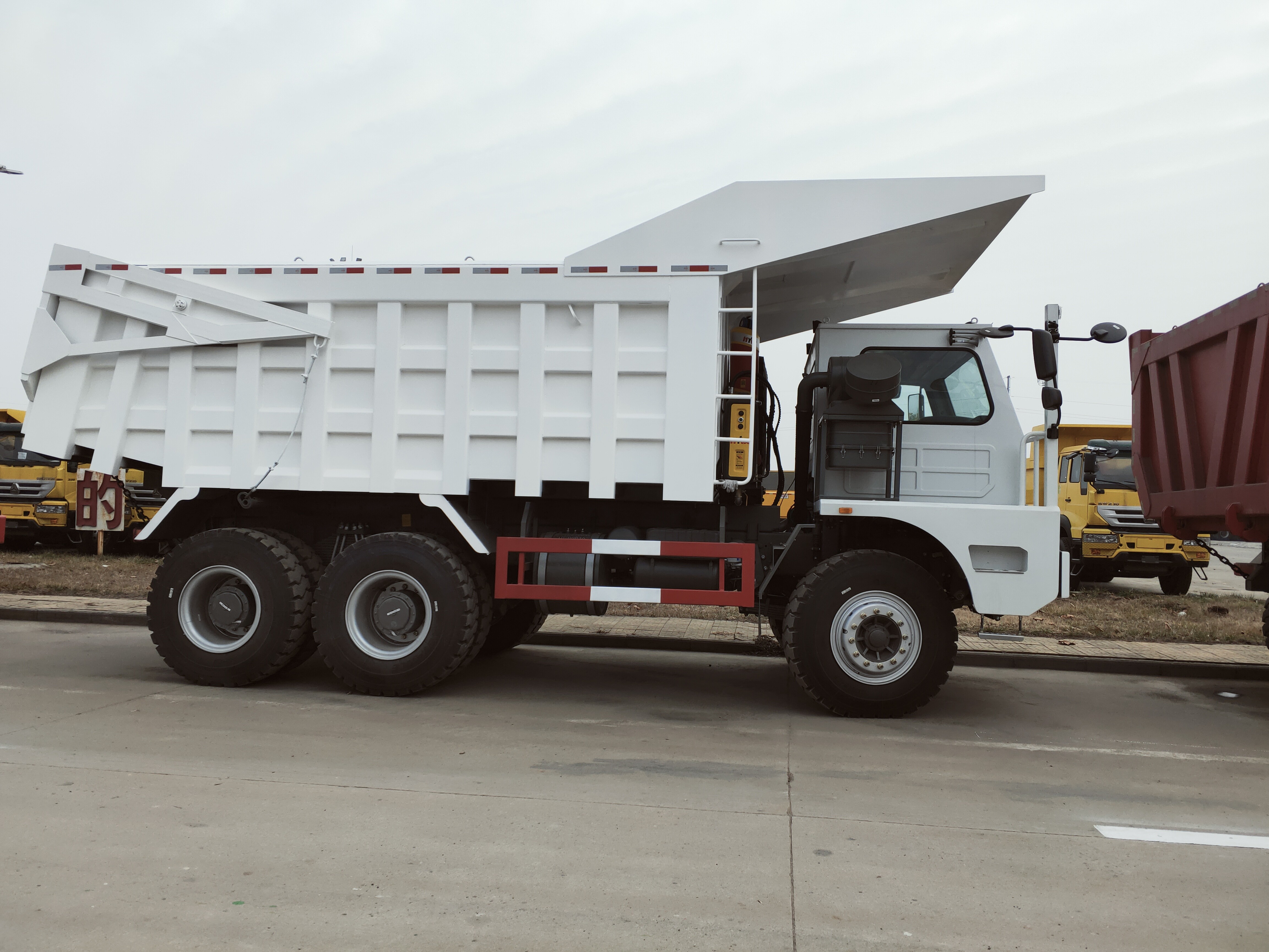 Xe tải tự khai thác ZZ5707S3840AJ với động cơ WD615.47 và bình nhiên liệu 300L