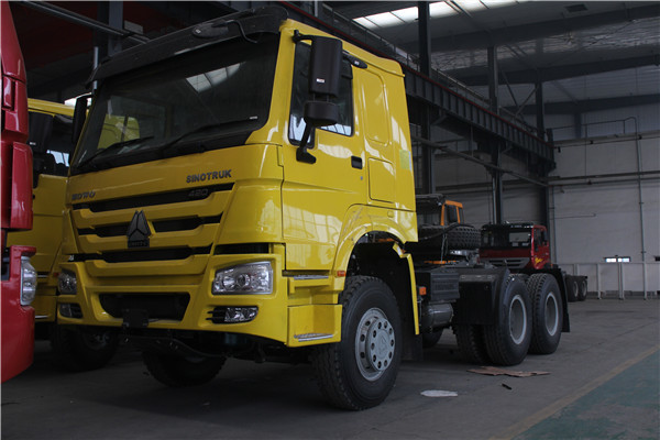 Xe tải kéo màu vàng Sinotruk Howo 6x4 với động cơ WD615 và cabin HW76