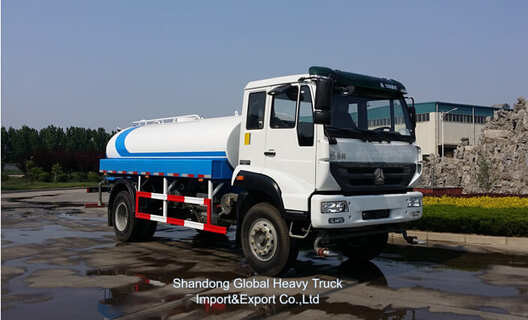 Sinotruk 3000 lít Tàu chở nước xe xả nước để vận chuyển nước và làm sạch đường
