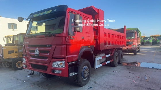 Xe tải đổ rác hạng nặng HOWO với khung gầm thép tăng cường hình U và hệ thống thủy lực nâng phía trước HYVA