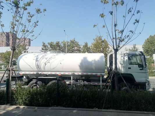 Xe tải chứa nước HOWO với dung lượng tải 21-30t và khung HOWO Sinotruk để vận chuyển nước và phun nước đáng tin cậy