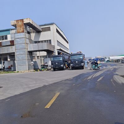 HOWO 15CBM Truck hút nước thải chân không với loại ổ 6 × 4 và xả lỏng lật thủy lực để làm sạch bể phân hủy