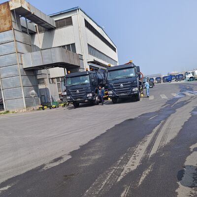HOWO 15CBM Truck hút nước thải chân không với bánh xe lái 6 * 4 và xả lấp thủy lực để làm sạch bể phân hủy