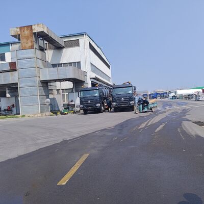 HOWO 15CBM Xe hút nước thải chân không với bánh xe 6 * 4 và nhiên liệu diesel để làm sạch bể phân hủy và vận chuyển bùn