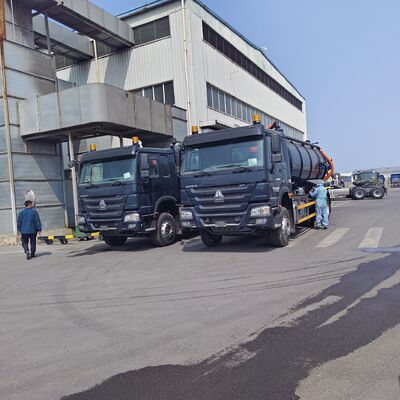 HOWO 15CBM Truck hút nước thải chân không với loại ổ 6 × 4 và xả lỏng lật thủy lực để làm sạch bể phân hủy