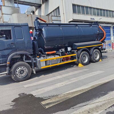 HOWO 15CBM Xe hút nước thải chân không với bánh xe 6 * 4 và nhiên liệu diesel để làm sạch bể phân hủy và vận chuyển bùn
