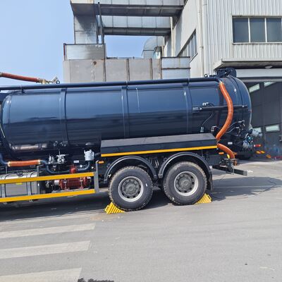 HOWO 15CBM Truck hút nước thải chân không với loại ổ 6 × 4 và xả lỏng lật thủy lực để làm sạch bể phân hủy