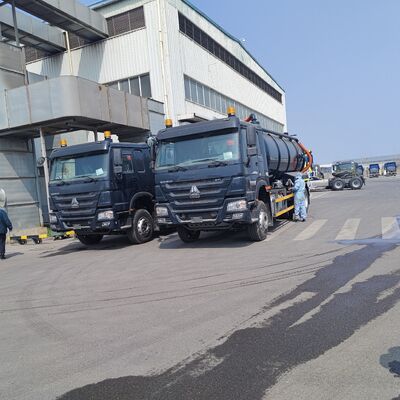 HOWO 15CBM Truck hút nước thải chân không với loại ổ 6 × 4 và xả lỏng lật thủy lực để làm sạch bể phân hủy