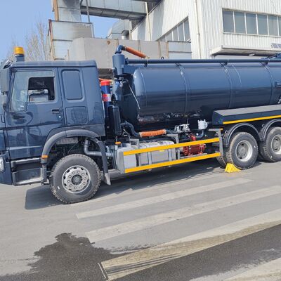 HOWO 15CBM Truck hút nước thải chân không với loại ổ 6 × 4 và xả lỏng lật thủy lực để làm sạch bể phân hủy