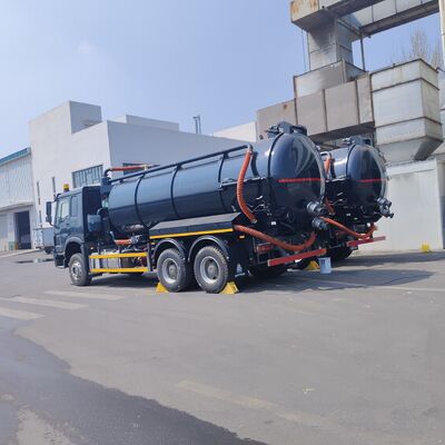 HOWO 15CBM Xe hút nước thải chân không với bánh xe 6 * 4 và nhiên liệu diesel để làm sạch bể phân hủy và vận chuyển bùn