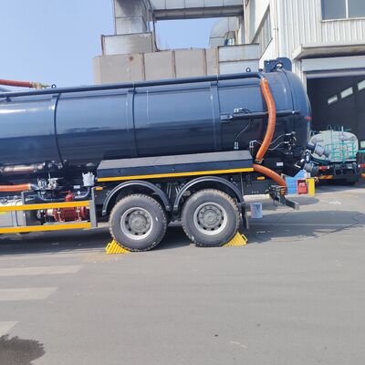 HOWO 15CBM Truck hút nước thải chân không với 371 mã lực và bánh xe lái 6 × 4 để làm sạch chất thải công nghiệp