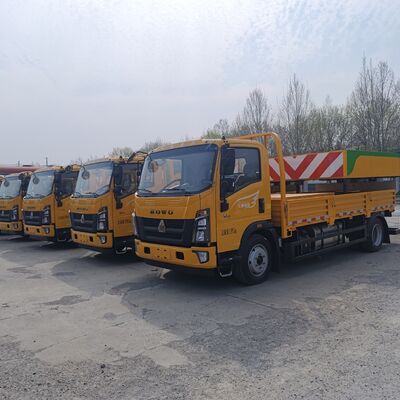 HOWO 4 × 2 Xe tải đệm va chạm với cấu trúc hấp thụ năng lượng bằng thép nhiều lớp Hệ thống nâng thủy lực và đèn cảnh báo LED cho an toàn đường cao tốc
