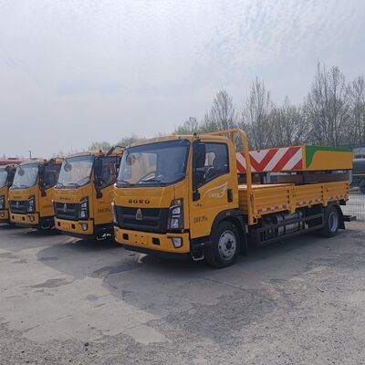 HOWO 4 × 2 Xe tải đệm va chạm với cấu trúc hấp thụ năng lượng bằng thép nhiều lớp Hệ thống nâng thủy lực và đèn cảnh báo LED cho an toàn đường cao tốc