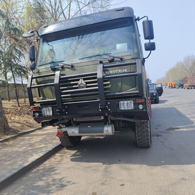 HOWO 6x6 Tank Tank với 6x6 All-Wheel Drive, dung lượng 15.000L - 25.000L, và động cơ diesel SINOTRUK cho vận chuyển nhiên liệu ngoài đường