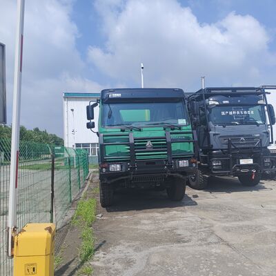 HOWO 6 × 4 xe tải bể nước với dung lượng 20.000L, động cơ 371HP và bể thép cacbon để làm sạch đường và ngăn bụi