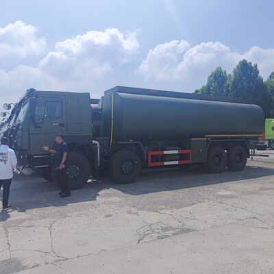 HOWO 8 × 8 45,000L xe tải chứa nhiên liệu với động cơ 371HP và 8 × 8 toàn bánh lái cho vận chuyển nhiên liệu hạng nặng