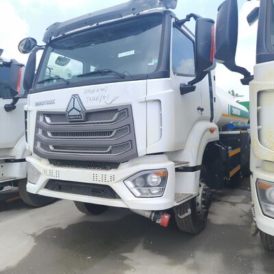 Xe tải thùng nhiên liệu CNG HOWO NX 6 × 4 với động cơ 400 mã lực và dung tích 30.000L để vận chuyển động cơ diesel và xăng