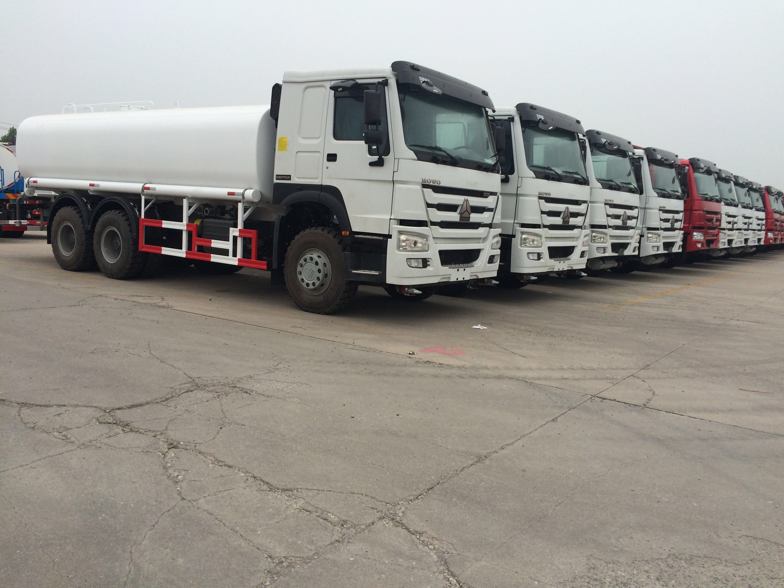 SINOTRUK HOWO 28000L RHD xe tăng 8x4 6x4 Động lực 12 lốp xe