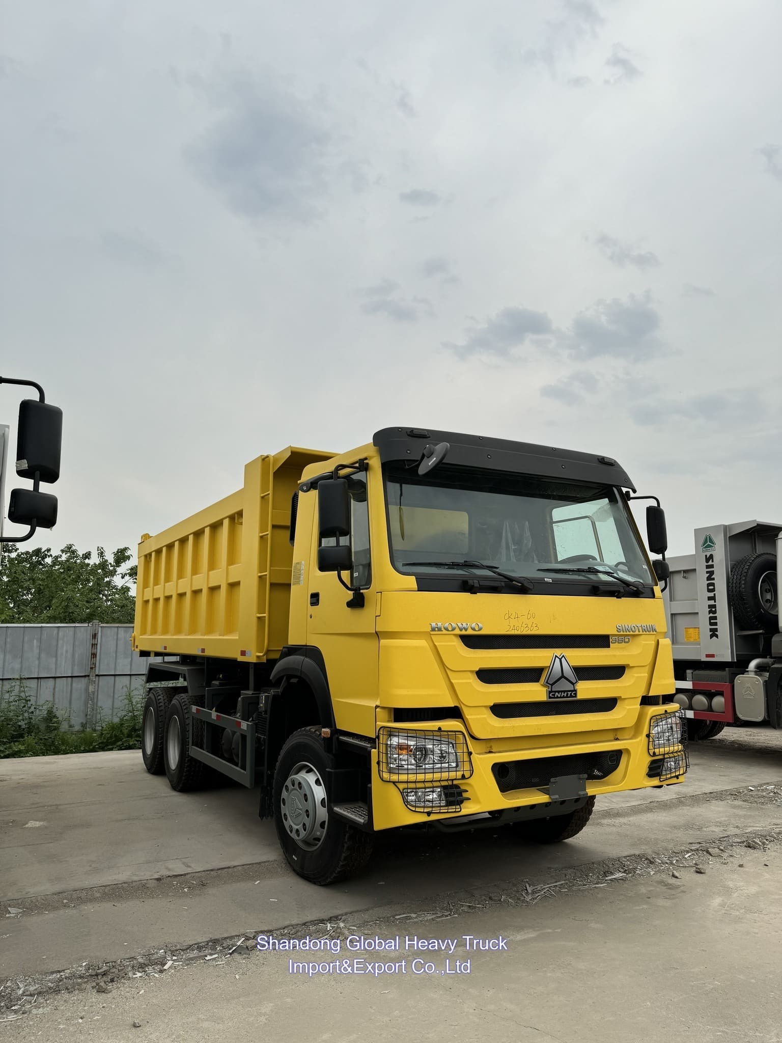 Sinotruck HOWO 25t-100t 8*4 Dầu diesel vận chuyển đã qua sử dụng Xe tải giao hàng 12 bánh xe tải