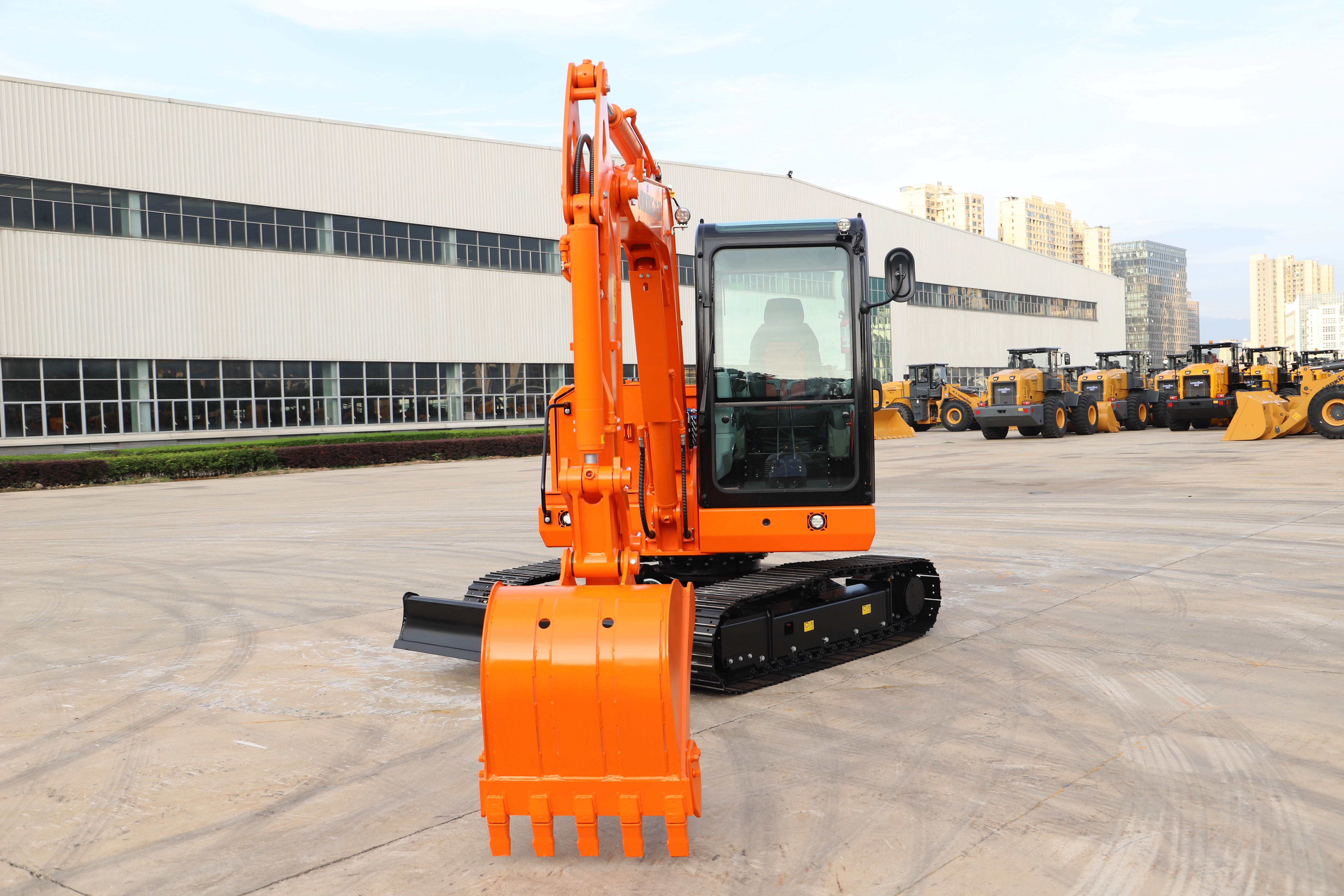 Lonking 6 Tons Hydraulic Mini Excavator với 15.4kw/2400rpm Động cơ và 5900 * 2000 * 2600 mm Thiết kế nhỏ gọn