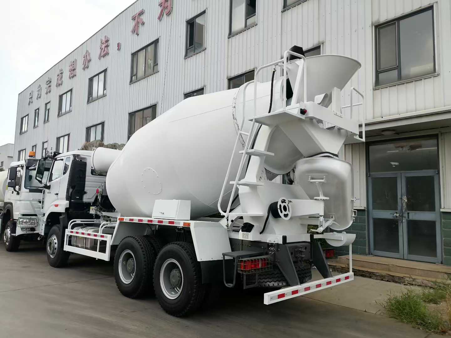 Sinotruk HOWO 12m3 Capacity 371HP Engine 6×4 Drive Type Concrete Mixer Truck for Heavy Construction