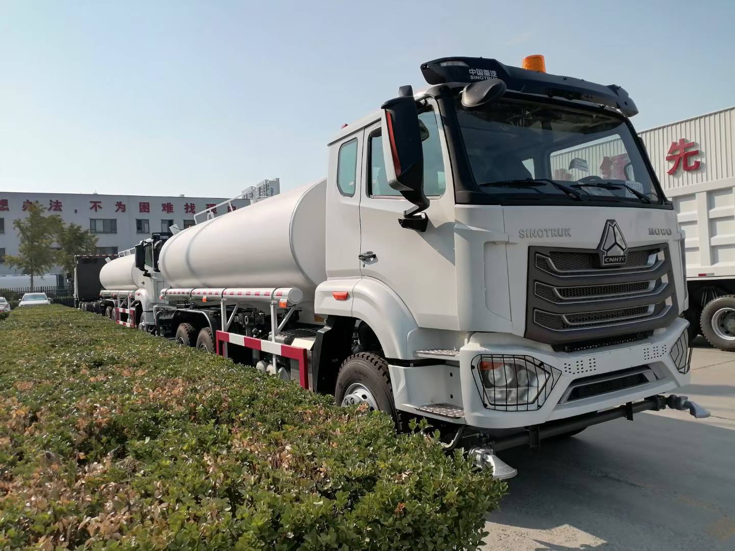 Sinotruk HOWO TX / NX 6 × 4 xe tải bể nước phun nước với 20t dung lượng tải và bể thép không gỉ
