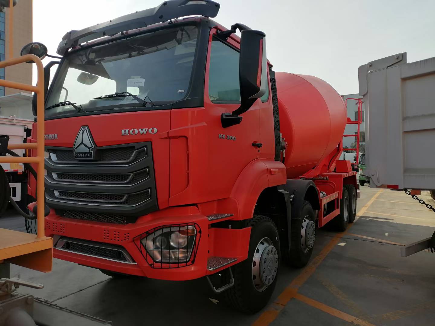 Xe trộn bê tông Sinotruk HOWO với dung tích 6-18 m³, động cơ diesel và thùng trộn chống mài mòn