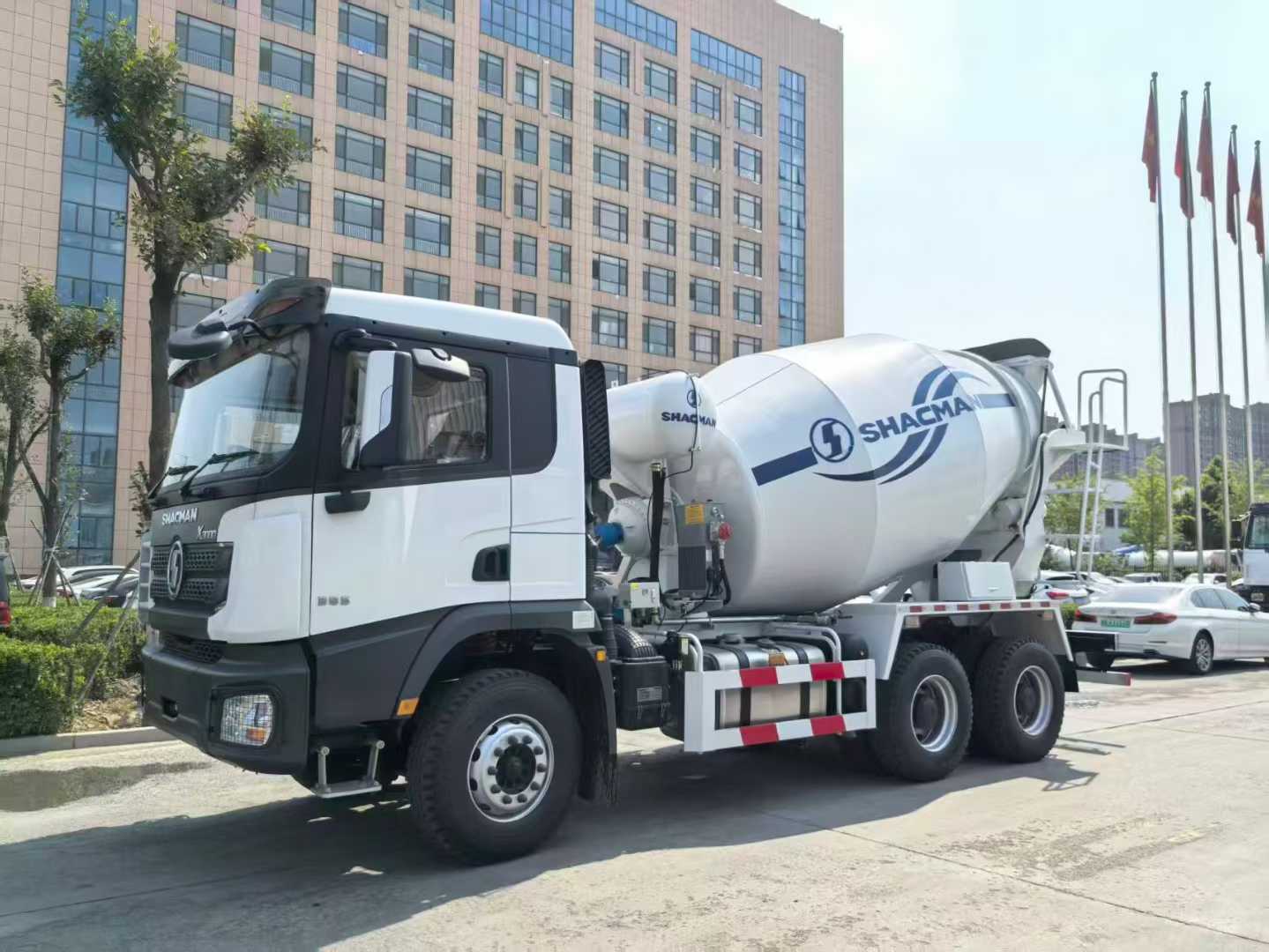 Xe trộn bê tông HOWO CNG với dung tích thùng 6-10 m³ và chế độ truyền động 6x4, động cơ CNG 336-371 HP