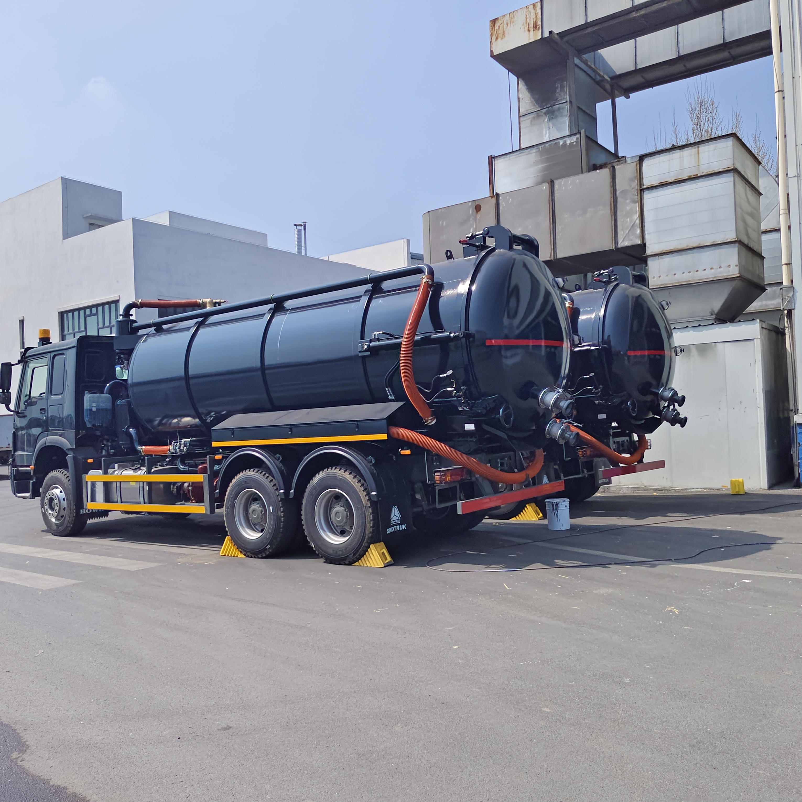 HOWO 15CBM Xe hút nước thải chân không với bánh xe 6 * 4 và nhiên liệu diesel để làm sạch bể phân hủy và vận chuyển bùn