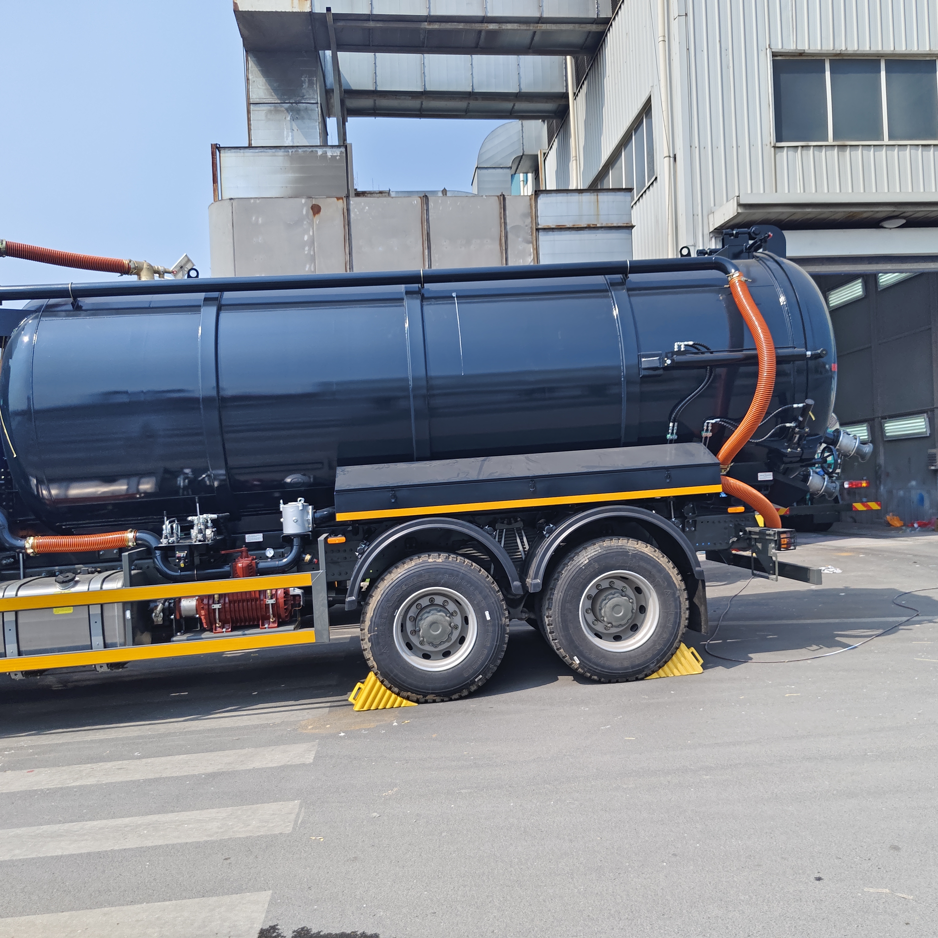 HOWO 15CBM Truck hút nước thải chân không với loại ổ 6 × 4 và xả lỏng lật thủy lực để làm sạch bể phân hủy