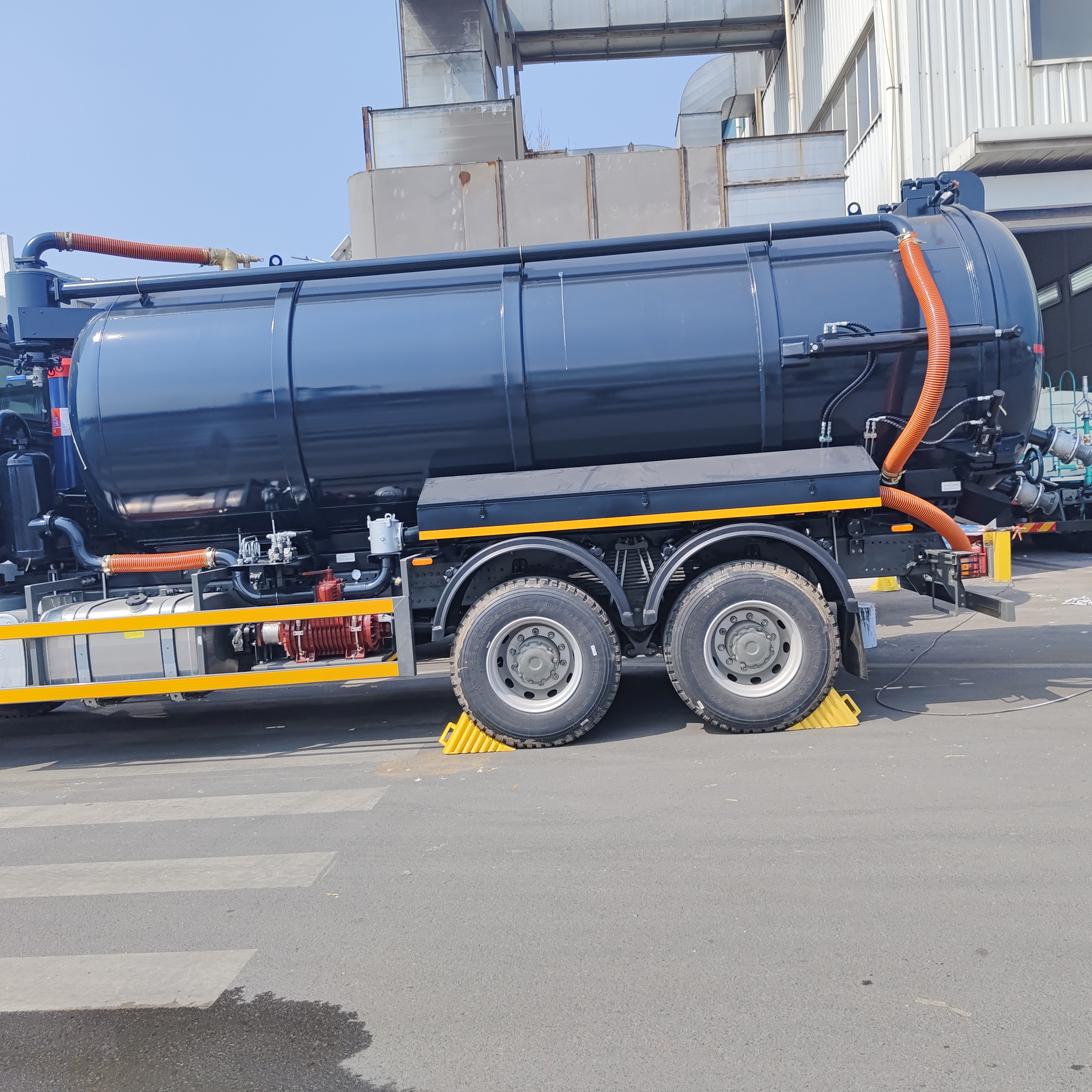 HOWO 15CBM Truck hút nước thải chân không với động cơ 266HP và ổ 6 × 4 để làm sạch bể bẩn