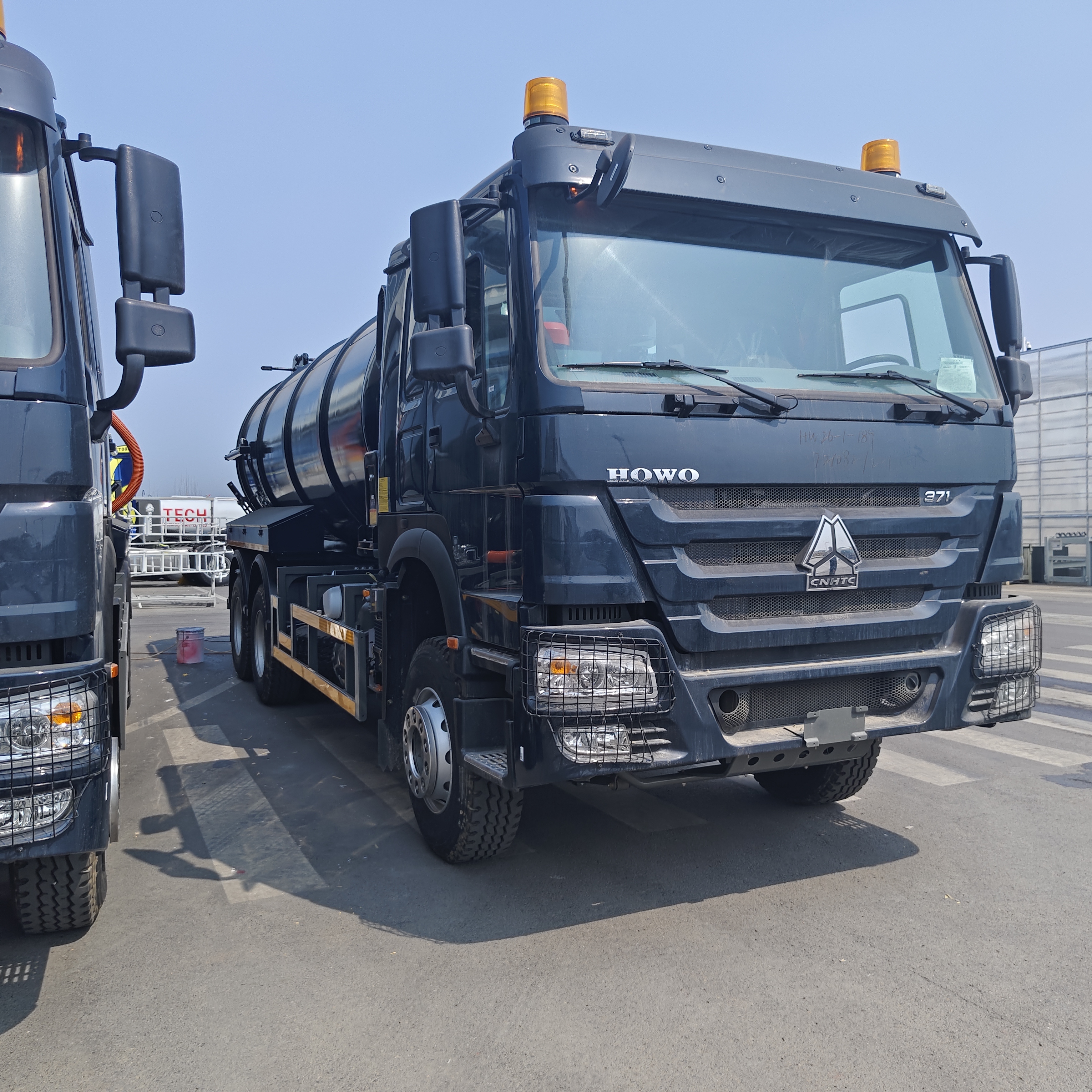 HOWO 15CBM Xe hút nước thải chân không với bánh xe 6 * 4 và nhiên liệu diesel để làm sạch bể phân hủy và vận chuyển bùn