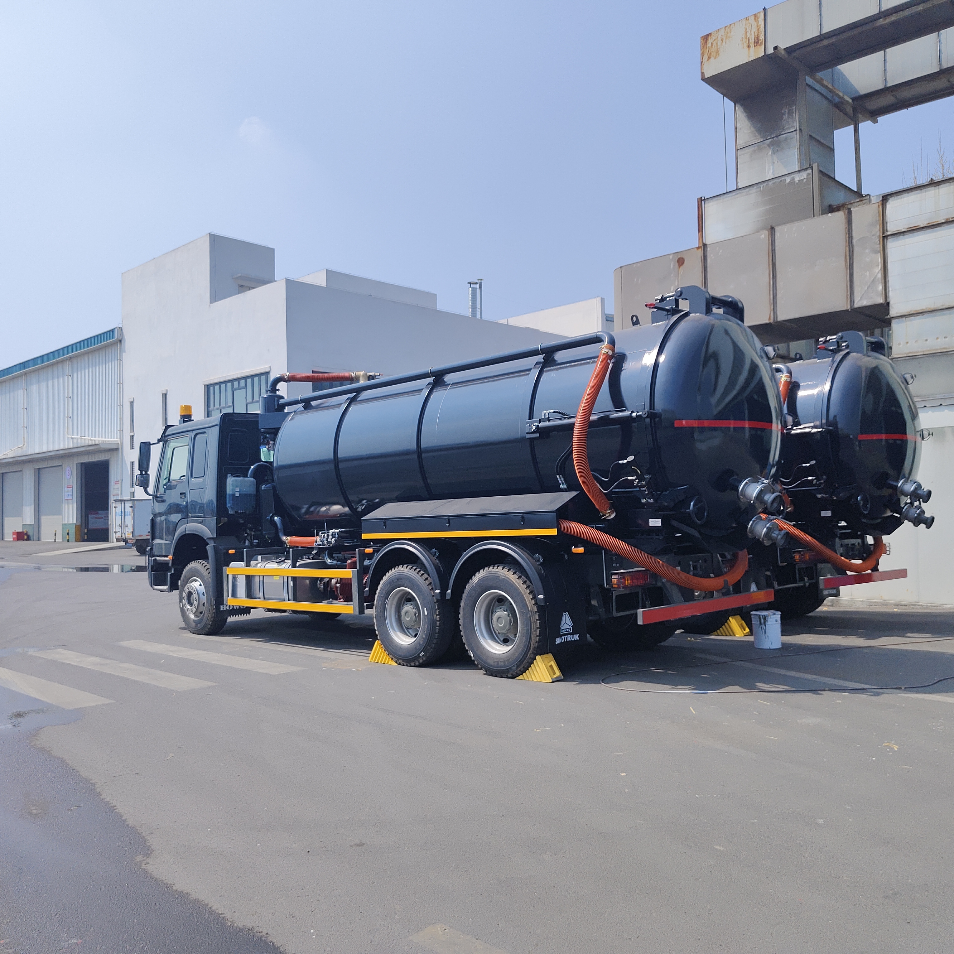 HOWO 15CBM Truck hút nước thải chân không với loại ổ 6 × 4 và công suất động cơ 266HP để làm sạch chất thải đô thị và công nghiệp