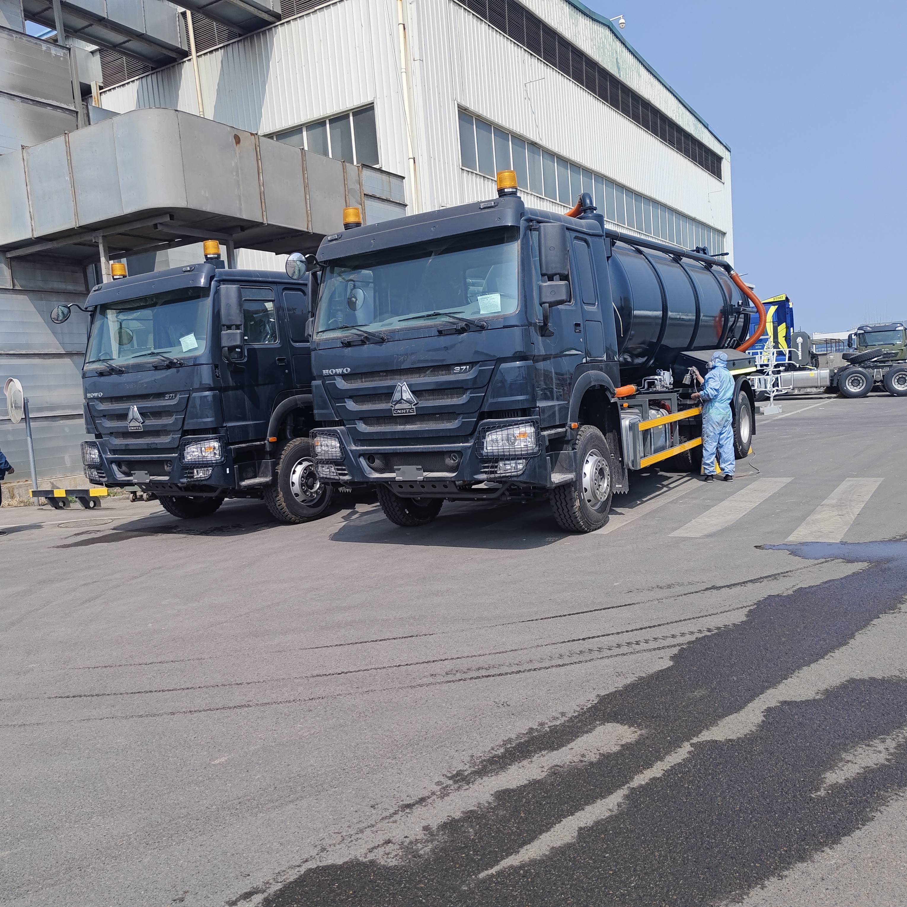 HOWO 15CBM Truck hút nước thải chân không với loại ổ 6 × 4 và xả lỏng lật thủy lực để làm sạch bể phân hủy