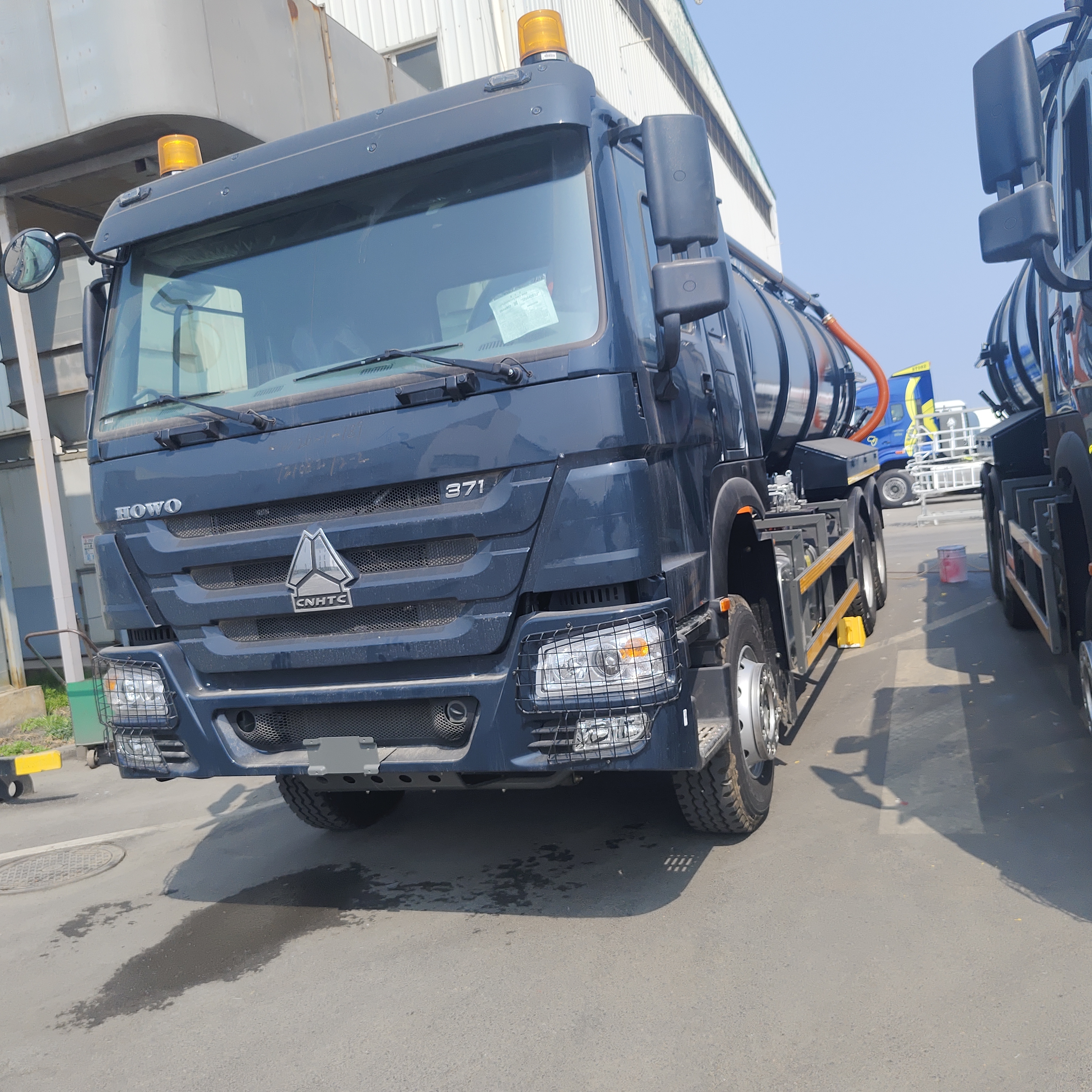 HOWO 15CBM Truck hút nước thải chân không với loại ổ 6 × 4 và động cơ 336HP để làm sạch bể phân hủy và vận chuyển bùn