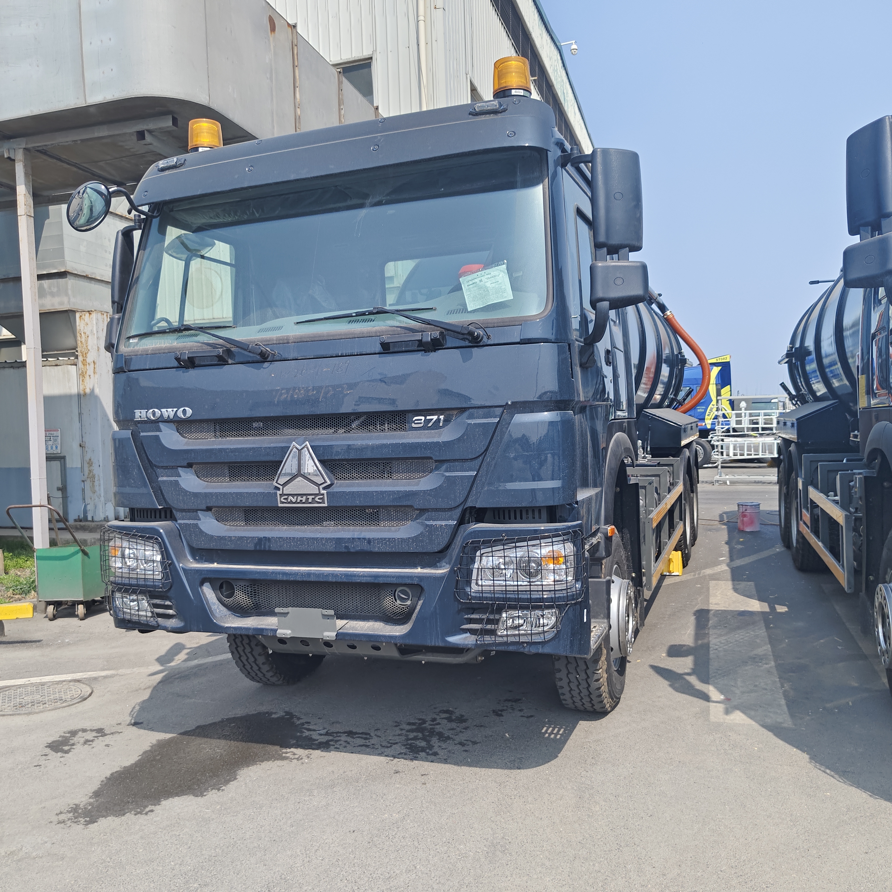 Xe hút nước thải chân không HOWO 15CBM với ổ đĩa 6 × 4 và động cơ 336HP để làm sạch bể tự hoại và chất thải công nghiệp