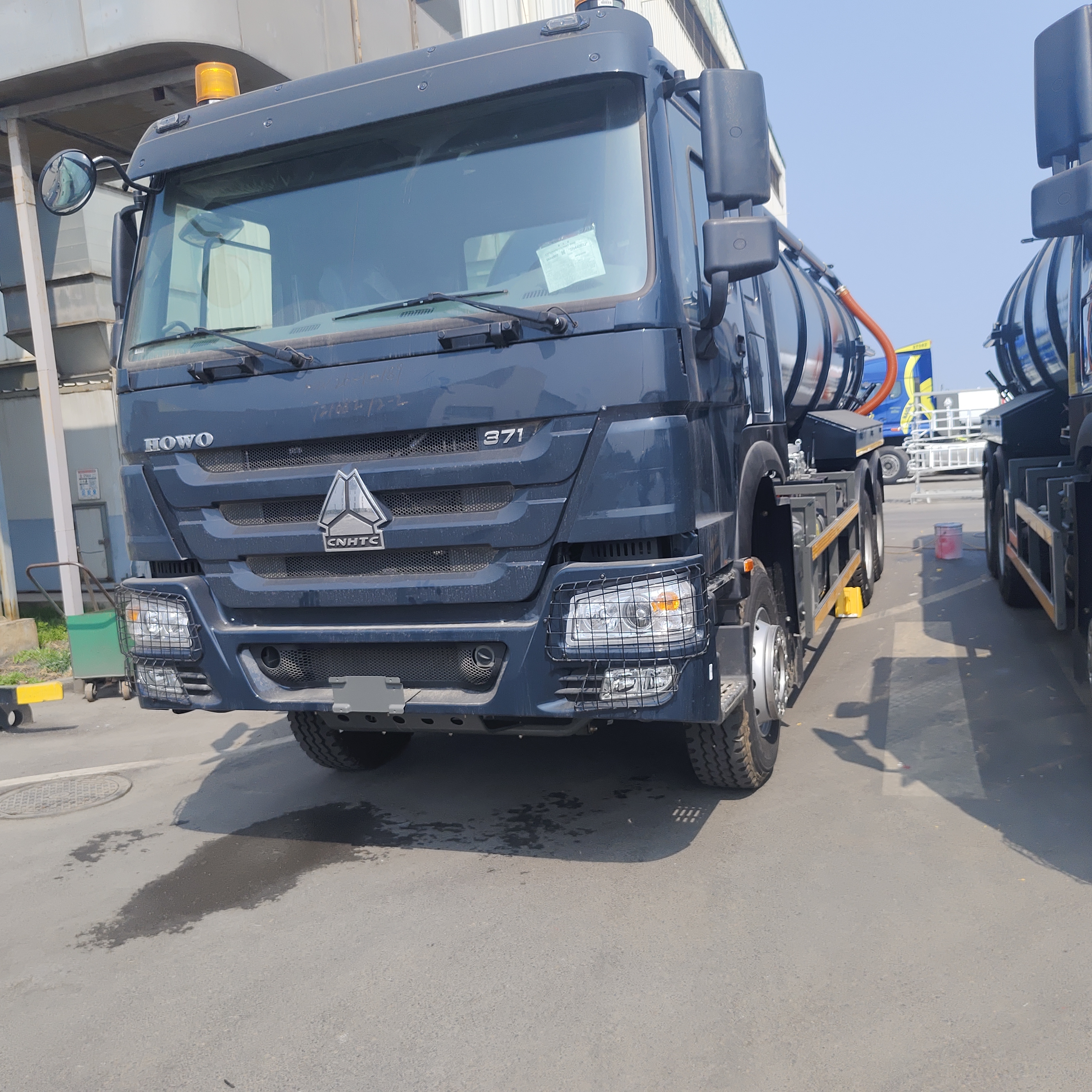 HOWO 15CBM Truck hút nước thải chân không với 371 mã lực và bánh xe lái 6 × 4 để làm sạch chất thải công nghiệp