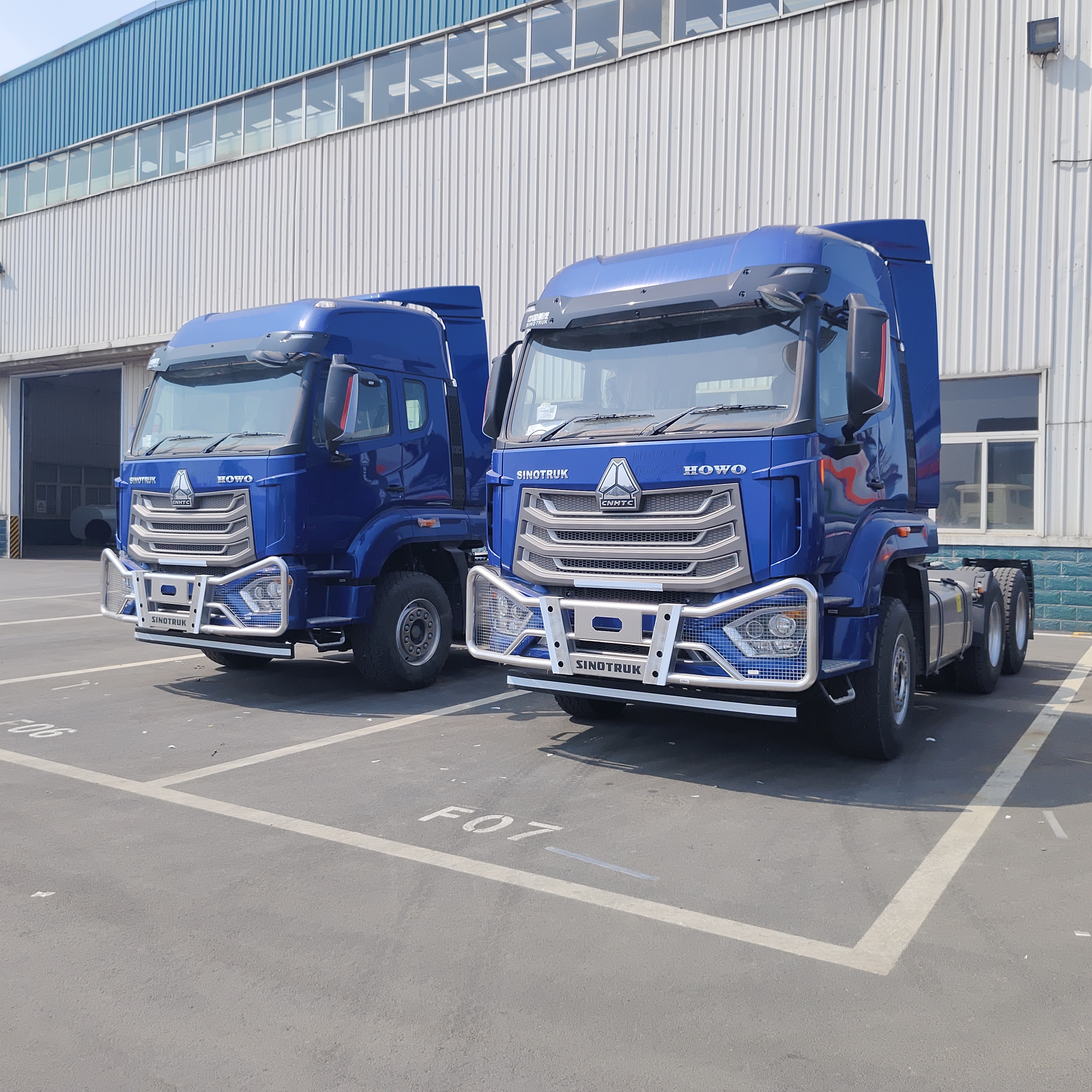 HOWO NX Xe tải kéo với 6 × 4 bánh lái động cơ diesel hạng nặng và cabin ngủ cao mái cho khai thác mỏ và vận chuyển hàng hóa đường dài