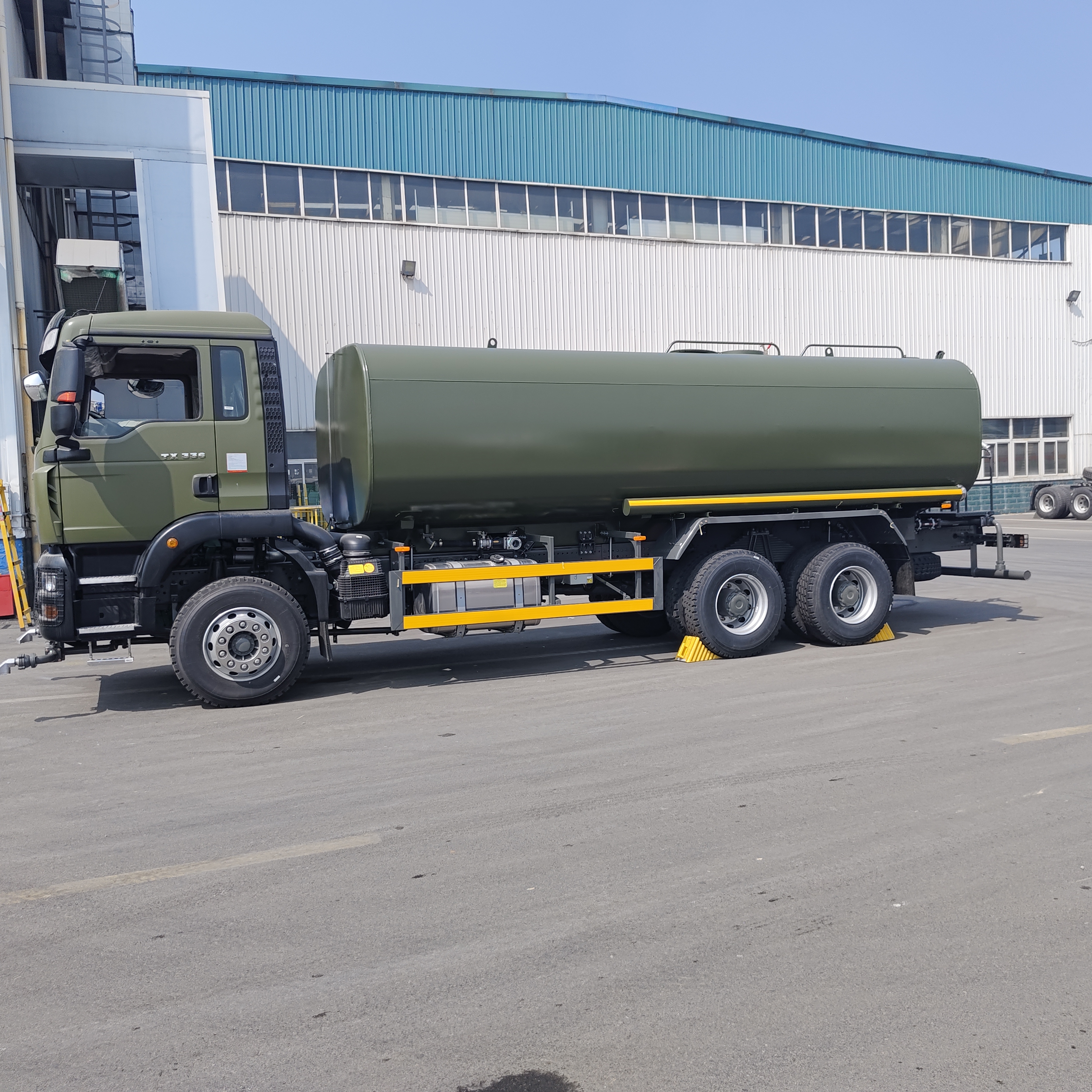 HOWO TX 6 × 4 xe tải bể nước với 15-20 CBM Capacity cao áp máy bơm nước ly tâm và tăng cường thân bể để chống bụi và làm sạch thành phố