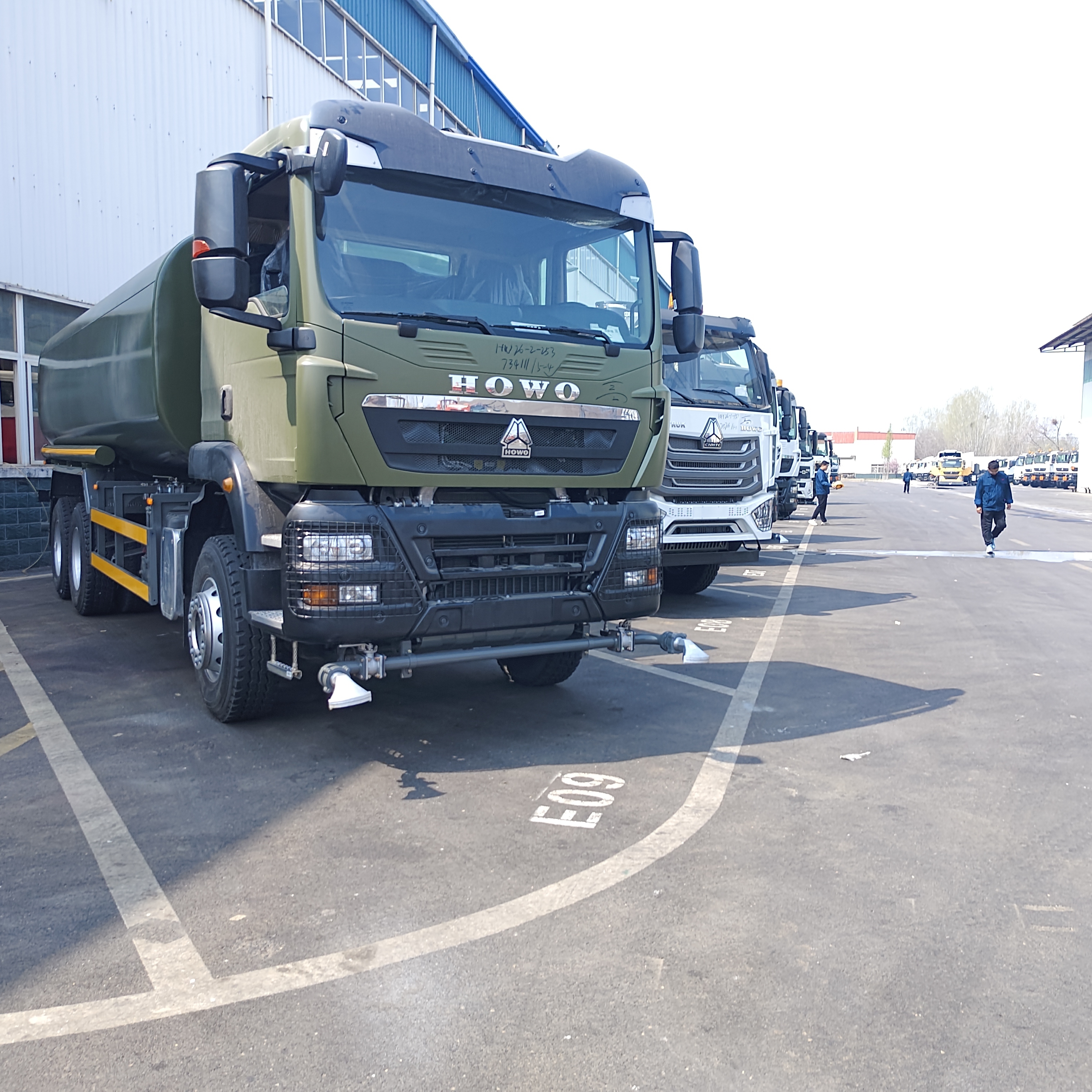 HOWO TX 6 × 4 xe tải bể nước với tải trọng 20T và tiêu chuẩn khí thải Euro 2 để ngăn chặn bụi đường bộ và sử dụng đô thị