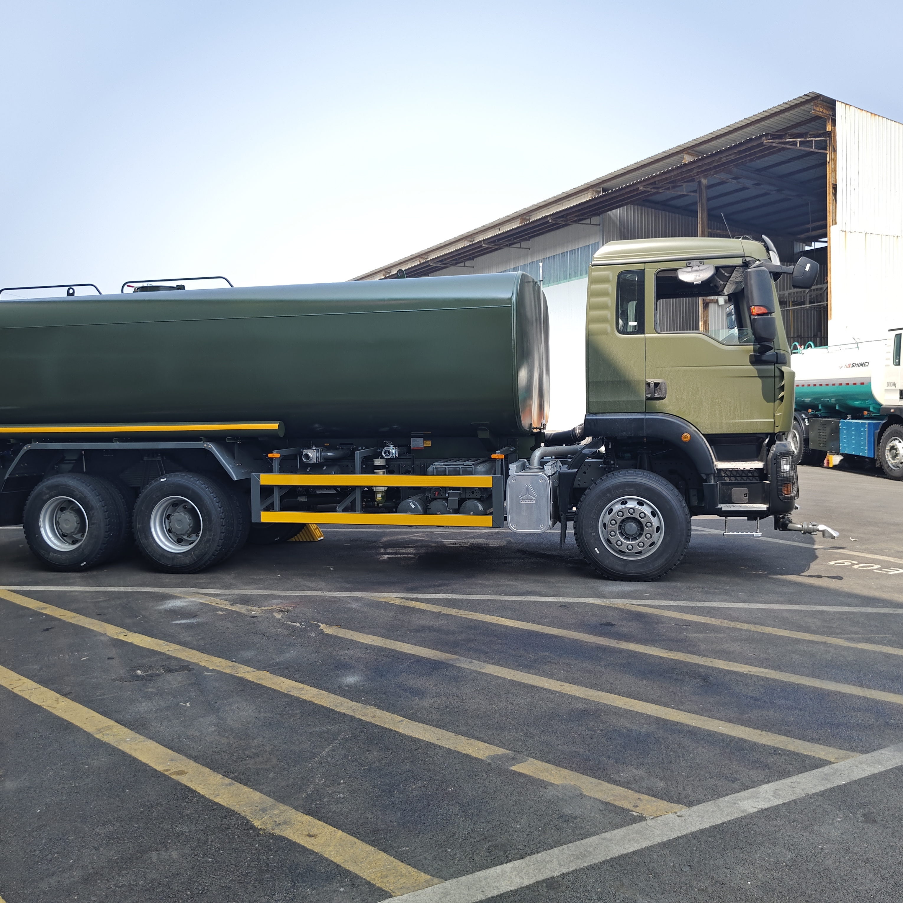 HOWO TX 6 × 4 xe tải bể nước với tải trọng 20T và tiêu chuẩn khí thải Euro 2 để kiểm soát bụi đường bộ