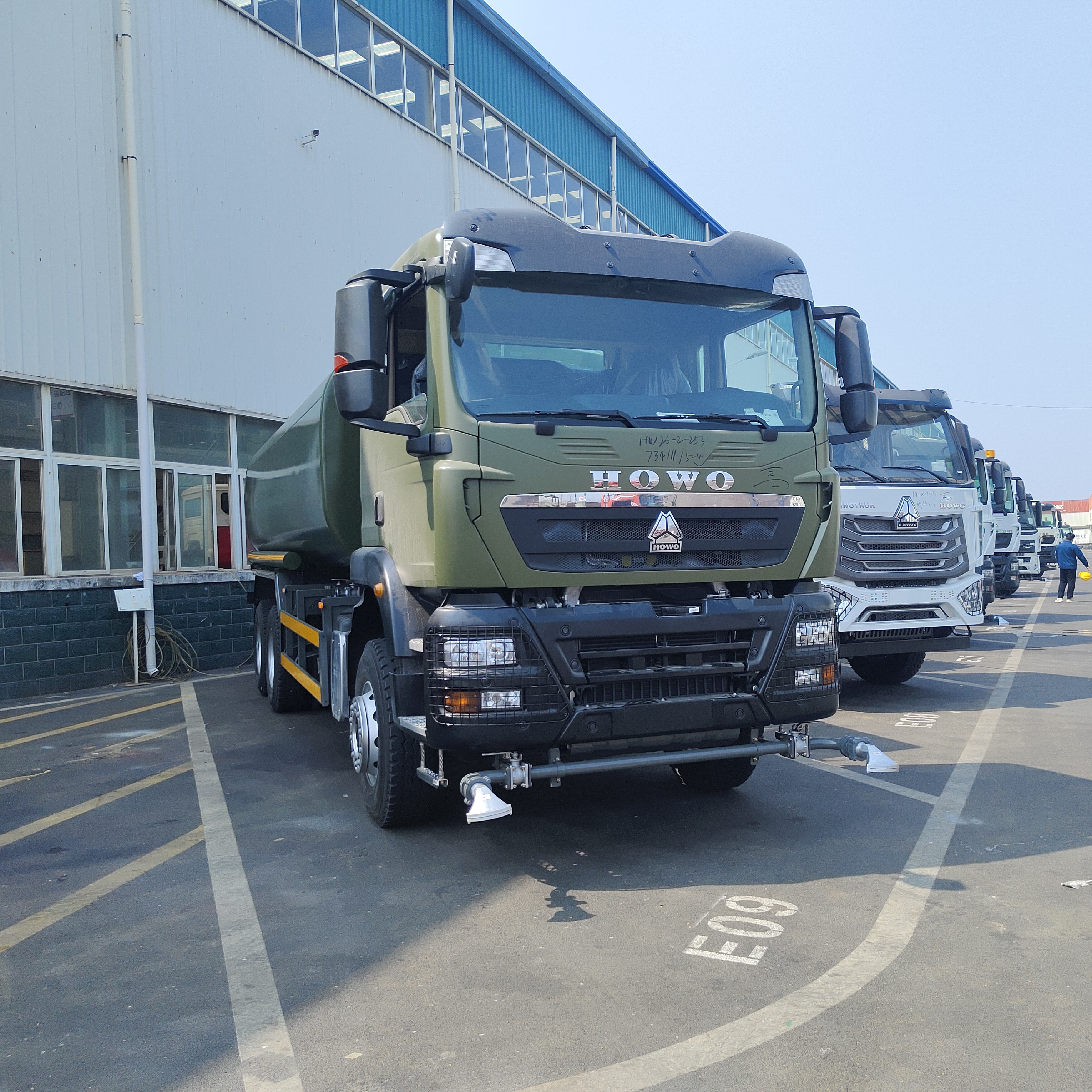 HOWO TX 6 × 4 xe bể nước với tải trọng 20T Tiêu chuẩn khí thải Euro 2 và bánh xe lái 6 × 4 để làm sạch đường