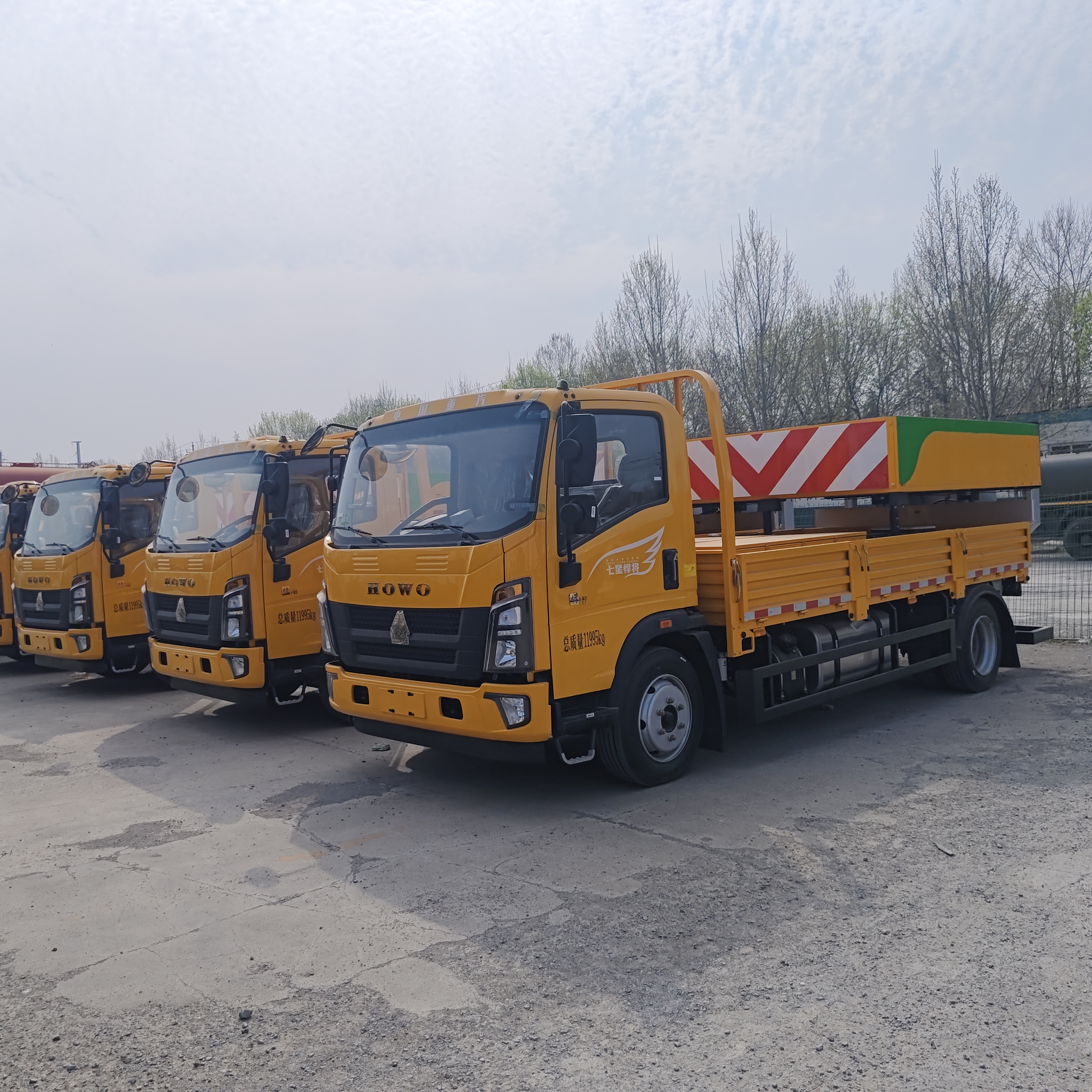 Xe tải đệm giảm chấn HOWO 4 × 2 với khả năng hấp thụ năng lượng hiệu suất cao và thiết kế thay thế mô-đun để đảm bảo an toàn trên đường cao tốc
